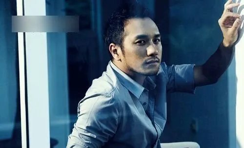 黄觉只是改个微博认证,为何还能占据微博一条热搜?