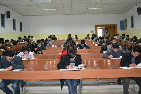 被堂姐顶替上学一事处理结果公布,堂姐被处以停职处理,合理吗?