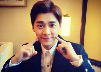 这张图片中的人是李易峰吗?