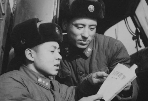 雷锋助人为乐的事例。