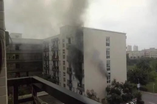 成都高校宿舍起火浓烟滚滚 原因暂不清楚