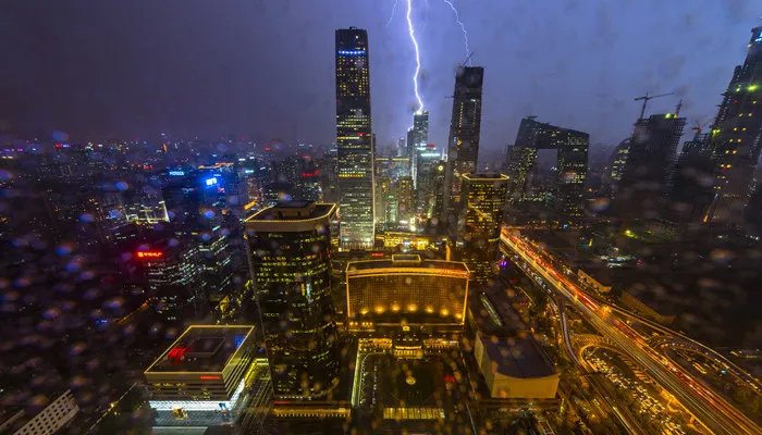 打雷能玩电脑吗 下雨天打雷能玩电脑吗