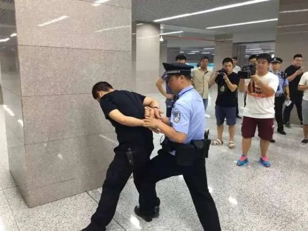 安徽一小伙弃车与民警共追违法嫌疑人,小伙身上的哪些精神值得我们敬佩?