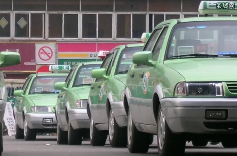 出租车接家人被罚 司机被罚款千元引起争议