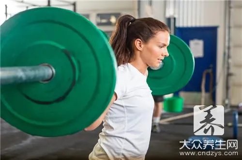 杠铃卧推正确方法是怎样的