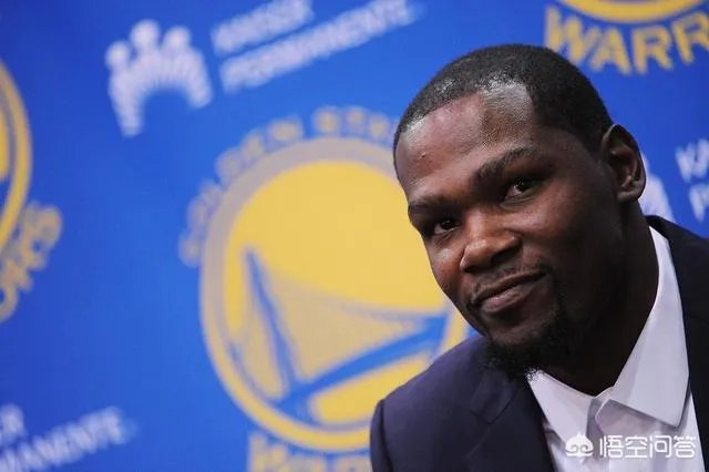 杜兰特与场边球迷发生言语冲突,后者被请出球场,杜兰特撅嘴亲亲还送飞吻,你怎么看?