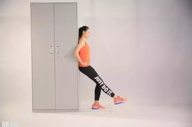 靠墙静蹲看起来很简单,但是你真的做对了吗?