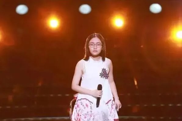 郭沁为什么坐在椅子上?脚部受伤(也有为了周深一说)