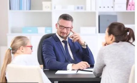 女研究生应该如何处理与男导师之间的关系?