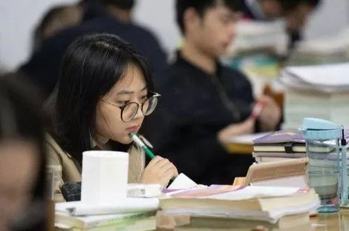 辽宁一名考生查完分跪地大喊 妈妈淡定的睡觉