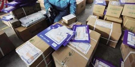 安徽夫妇给留美女儿过冬衣服被寄到英国，快递公司是否需要担责？