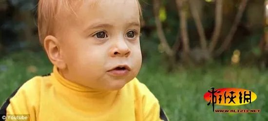 降龙娃娃！幼女“功夫”大战玩具恐龙爆红网络