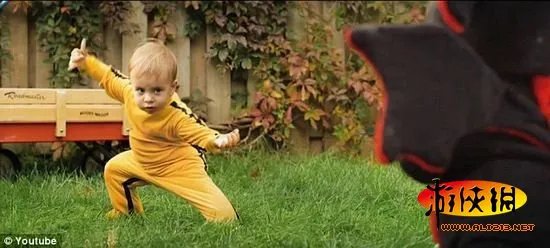 降龙娃娃！幼女“功夫”大战玩具恐龙爆红网络