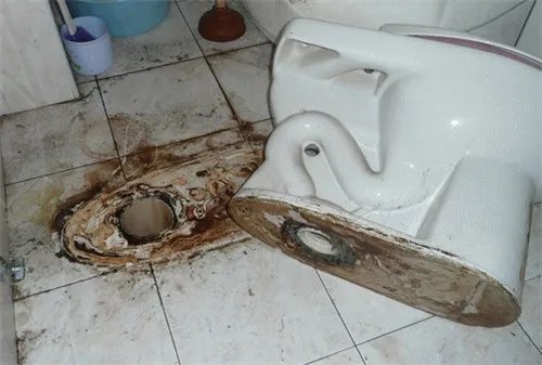 马桶底部漏水是怎么回事