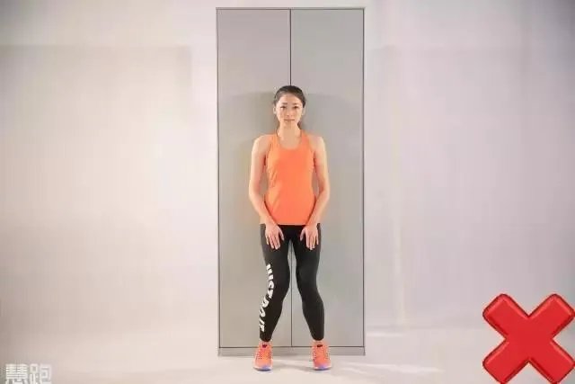 靠墙静蹲看起来很简单,但是你真的做对了吗?
