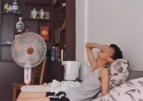 辽宁一名考生查完分跪地大喊 妈妈淡定的睡觉