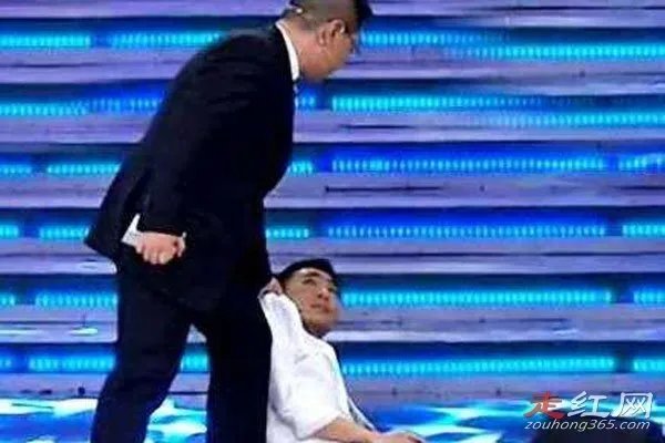 张绍刚被打的完整视频怎么回事 其实这只是一个梗