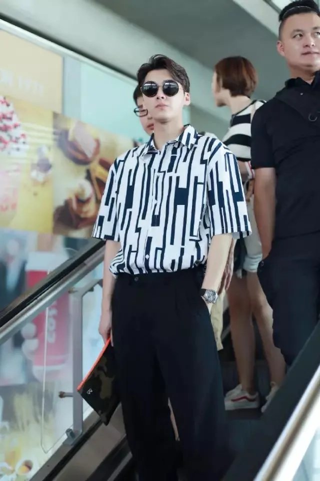 这张图片中的人是李易峰吗?