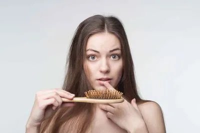 脂溢性皮炎脱发症状盘点 脂溢性皮炎脱发的3个症状明显