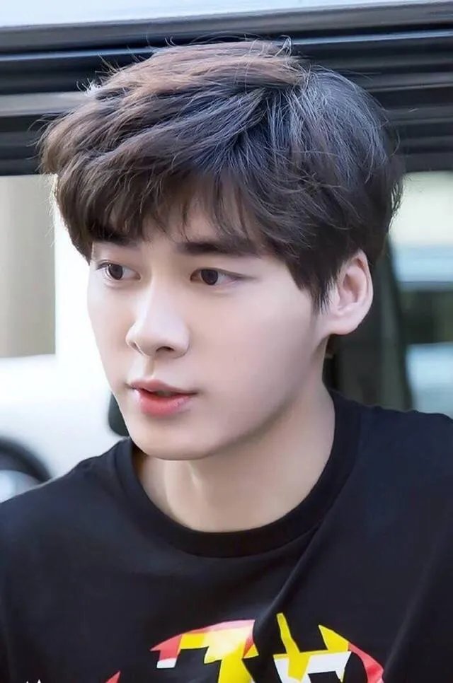 这张图片中的人是李易峰吗?