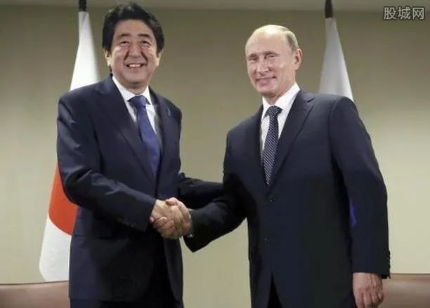 安倍小跑示好普京 “亲俄”之举引美国强烈不满