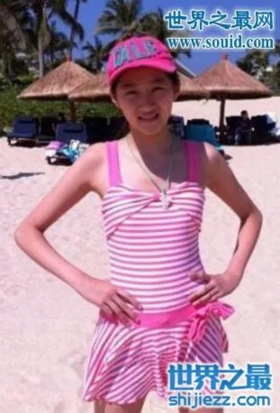 关晓彤比基尼照曝光，大秀长腿性感好身材 