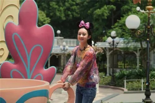 冯绍峰深夜接机赵丽颖，赵丽颖人气为何这么高，一年后复出依旧高人气？