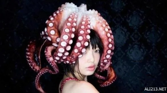 大耻度妹子拍摄触手play 只穿内衣被活章鱼压身下！