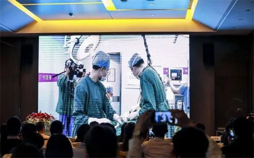 A-cup姐妹花直播隆胸手术 专家详解假体隆胸安全性