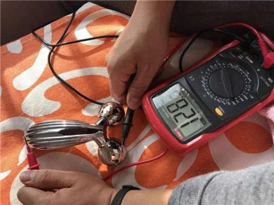 怎样使用万用表测电压