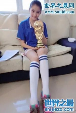 关晓彤比基尼照曝光，大秀长腿性感好身材 