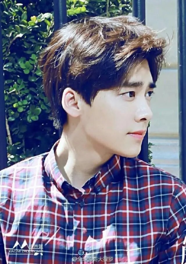 这张图片中的人是李易峰吗?