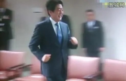 安倍小跑示好普京 “亲俄”之举引美国强烈不满
