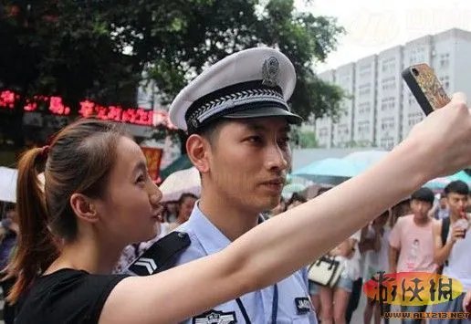 交警太帅惨遭考生围观 宜宾最帅交警意外走红