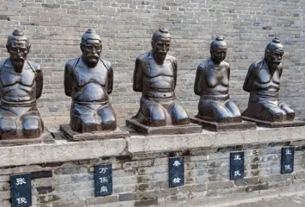 岳飞墓前跪着的五个人分别是谁?除了秦桧夫妇还有谁?