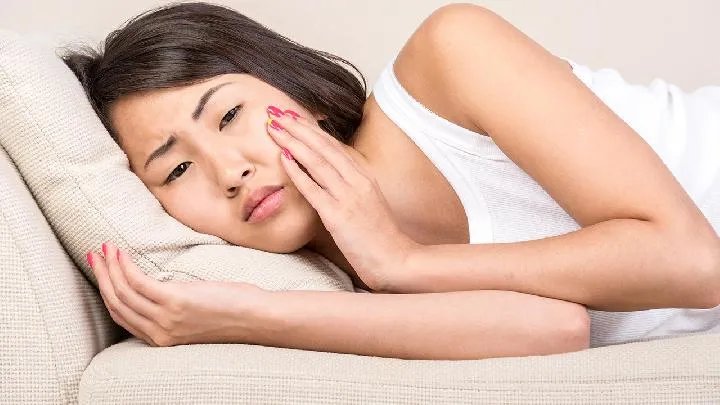 苯妥英钠不良反应以头痛和牙龈增生为主