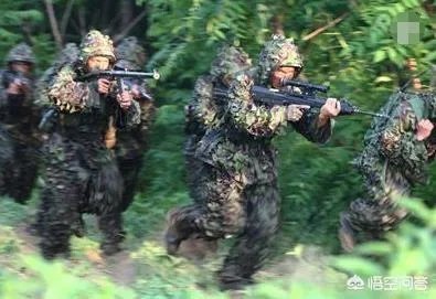为什么打野战时要穿迷彩服呢?