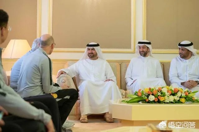 里皮在阿联酋受到当地副酋长的接见，国足为什么这么有面儿？
