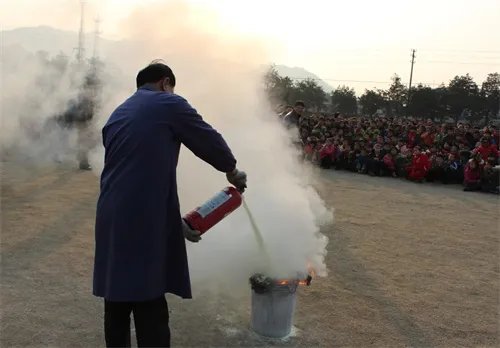 干粉灭火器的灭火原理是什么