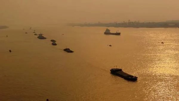 孤帆远影碧空尽 唯见长江天际流的唯和尽是什么意思