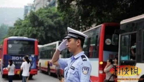 交警太帅惨遭考生围观 宜宾最帅交警意外走红