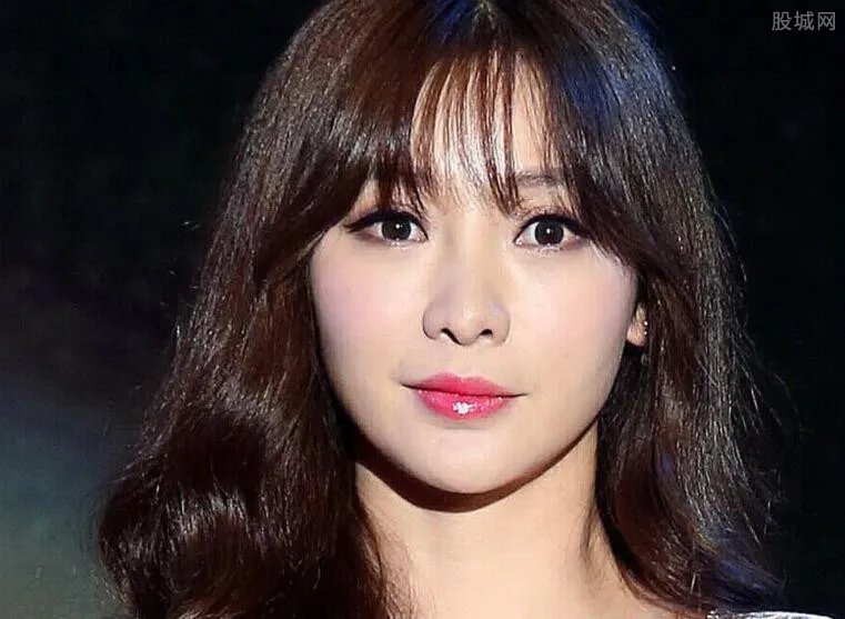 柳岩被强吻抓胸罩 这到底是怎么回事呢？