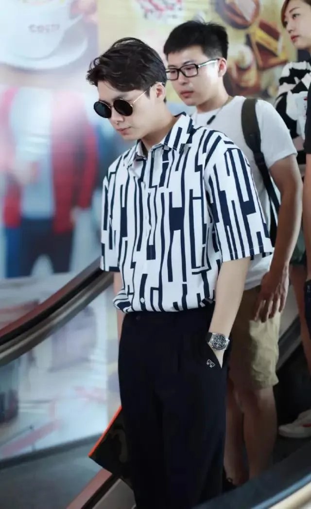 这张图片中的人是李易峰吗?