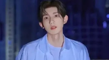 王源晒打雷闪电天气的视频