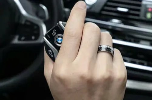 右手无名指戴戒指代表什么 左手小拇指戴戒指代表什么意思