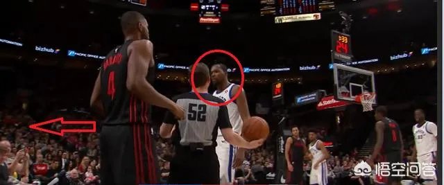 杜兰特与场边球迷发生言语冲突,后者被请出球场,杜兰特撅嘴亲亲还送飞吻,你怎么看?