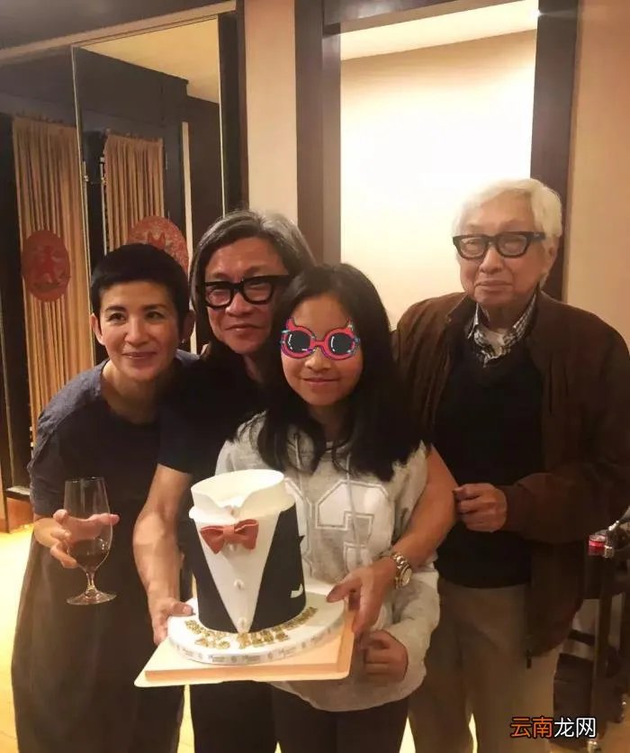 吴君如老公,53岁吴君如为满头白发的老公庆生