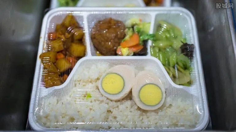 男子飞机餐吃铁环 消费者牙齿受损不满航空公司赔偿