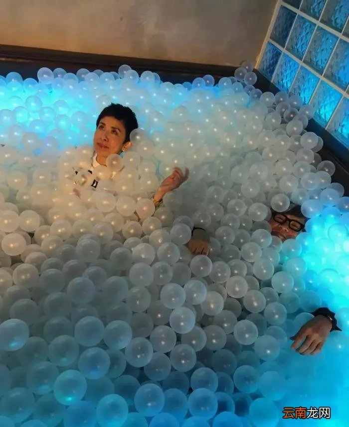 吴君如老公,53岁吴君如为满头白发的老公庆生