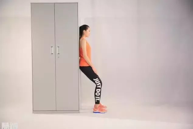 靠墙静蹲看起来很简单,但是你真的做对了吗?